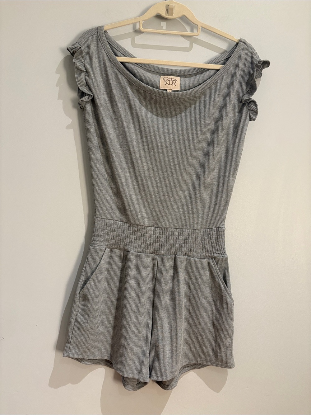 Chaser Grey Ribbed Ruffle Sleeve Romper – Size S